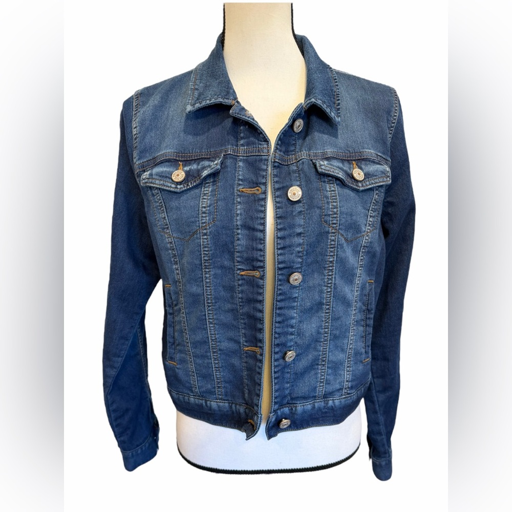 Rewash Womens Denim Blue Jean Jacket Size Medium Button Closure and Pockets Soft